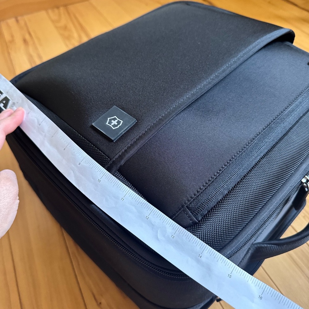 Victorinox Avolve 2.0 15” Carry On Overnight Spinner Suitcase - Picture 12 of 14